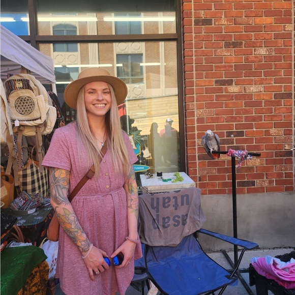 Hey I’m Keely! Thanks for checking out my items! - Picture 2 of 4